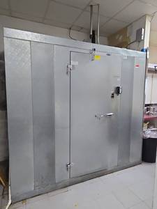 lot 5439 image: Norlake Walk-In CoolerFreezer Box w Interior Evaporator Fans &amp Penn  A421 Control