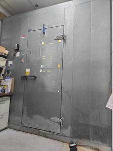 lot 5440 image: Norlake Walk-In 7683 Freezer Panel Enclosure w Hinged Door &amp Evaporator  Model KL87683-R-30