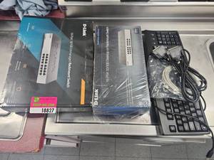 lot 18827 image: 2 D-Link 16-Port 10100 Rackmount Switches w Keyboard &amp Cables  Model DSS-16