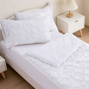 lot 7544 image: Meeting Story Pintuck Zipper Comforter Set Twin White with Fitted Sheet