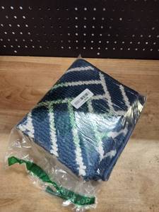 lot 18006 image: Blue and Cream Geometric Pattern Looped Pile Rug or Mat, Bagged