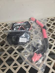 lot 2662 image: Swimming gear - Retail $0