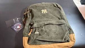 lot 70308 image: New Era ERA CORD STADIUM BAG New York Yankees - Retail $70