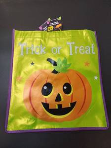 lot 71145 image: Trick or Treat Halloween Tote Bag with Pumpkin Design (Set of 4) - Retail $5
