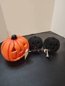 lot 71180 image: Halloween Pumpkin Light-Up 3-Piece Set Orange& Black Jack-O-Lantern - Retail $15
