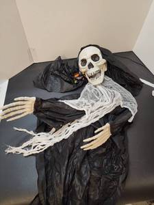 lot 71242 image: Hanging Halloween Ghoul 5ft  - Retail $8