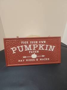 lot 711172 image: 2-Piece Pumpkin Patch and Autumn Leaves Wall Signs with Rope Handles - Retail $10
