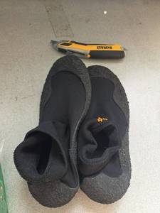lot 2854 image: MensWomens Swim Shoes, Size 40  - Retail $0