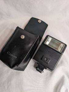 lot 1003 image: Canon Speedlite Flash Unit with Pouch 155A