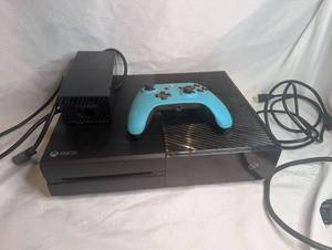 lot 1200 image: Microsoft Xbox One Console with Power Supply PB-2201-02M1 - Turned On