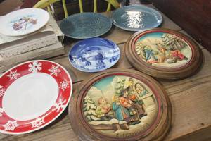 lot 5316 image: Vintage Christmas Dcor Plates