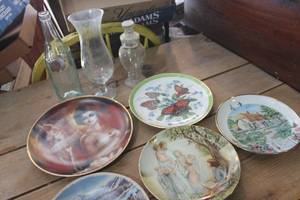 lot 5317 image: Vintage Dcor Plates and More