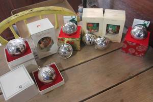 lot 5322 image: IOB Hallmark Glass Ornaments and More