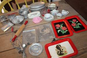 lot 5356 image: Vintage Childrens Dishes and More