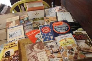lot 5360 image: Vintage Recipe Box and Cookbooks