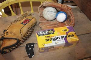 lot 5410 image: Sealed Upper Deck Baseball Cards and More