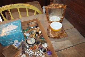 lot 5412 image: Vintage Dresser Mirror and More
