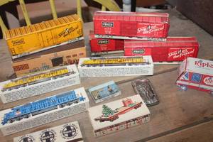 lot 5425 image: IOB Vtg. Union Pacific and More Train Matchbooks