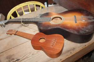 lot 5436 image: Vintage Maxwell Guitar and More