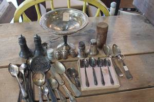 lot 5438 image: Vtg. S&P Shakers and More