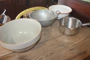 lot 5444 image: Vtg. Crock Bowl wcrack and More