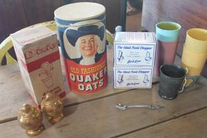 lot 5458 image: Vtg. Tupperware Cups and More