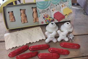 lot 5465 image: Vtg. Drawer Pulls and More