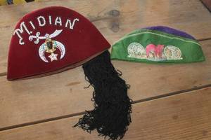 lot 5466 image: Vtg. Midian and Yellowstone Felt Hats