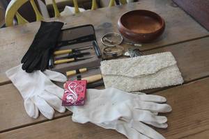 lot 5469 image: Vtg. Manicure Set, Purse, Bracelet and More