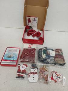 lot 13136 image: Miscellaneous Christmas Decor Lot
