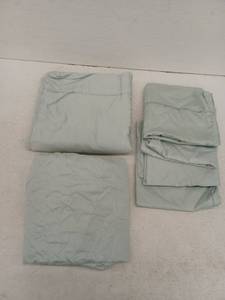 lot 13140 image: Hotel Signature Sateen 400 Thread Count Egyptian Cotton Sheet Set Light Green, King