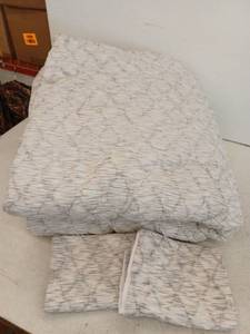 lot 13153 image: Jennifer Adams 3-Piece Queen Comforter Set w 2 Shams Yarn Dyed Woven