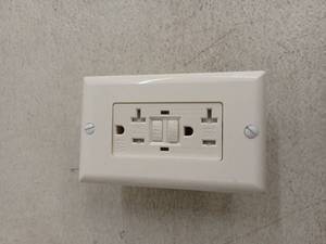 lot 13185 image: 20A 125V GFCI Outlet Receptacle Tamper & Weather Resistant w Wall Plate