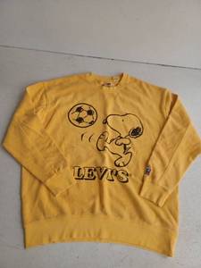 lot 13272 image: Levis x Peanuts Snoopy Soccer Graphic Crewneck Sweatshirt, Adult Small