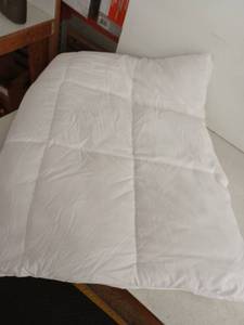 lot 13283 image: Twin Size Quilted Comforter, 68 x 88 inch, White