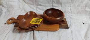 lot 36333 image: Misc Wooden bowl and cutting board