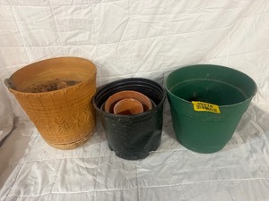 lot 36278 image: Misc Flower pots