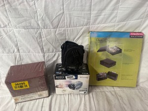 lot 36295 image: Sony DCR-SX85 camera with case and photo organizer