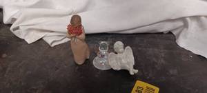 lot 36183 image: Willow tree surrounded by lova figurine, Small Hand blown glass animal figurine, Vintage White Porcelain