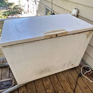 lot 18 image: Kenmore Chest Freezer