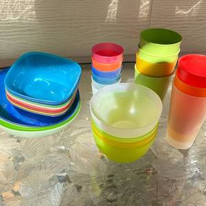 lot 22 image: Assorted Multicolor Plastic Bowls and Cups Lot
