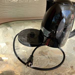 lot 25 image: Ovente 1.7 L Electric Kettle