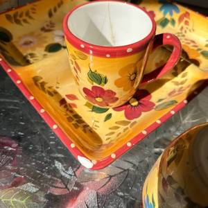 lot 36 image: Oneida Sunset Bouquet Divided Serving Tray with 4 Mugs
