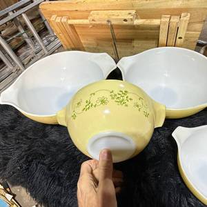 lot 38 image: Pyrex Nesting Mixing Bowl Lot of 4 - 750 ml 441
