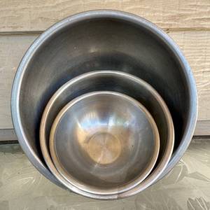 lot 43 image: Set of 3 metal mixing bowls 10.5  8 & 6.5 diameters