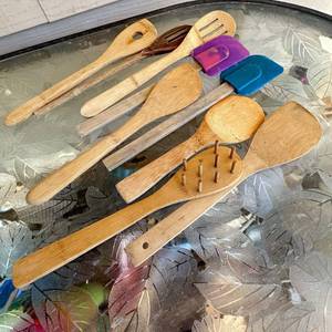 lot 47 image: Assorted Kitchen Utensils Lot Spoons Spatulas Slotted Spoons