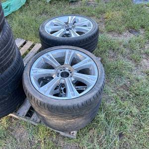 lot 100 image: Lot of 4 rims and 3 tires - Maxxis 22540ZR18 92W Tires Mounted on 18 in Multi-Spoke Wheels
