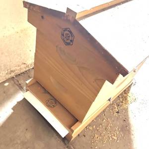 lot 101 image: Brushy Mountain Beehive 2-Box Hive with Cover and Bottom Board