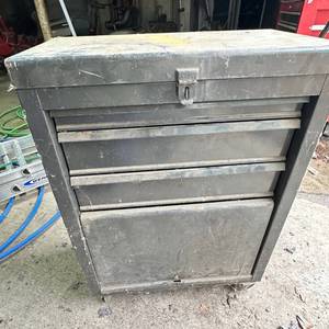 lot 113 image: Metal Tool Chest with Drawers