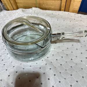 lot 124 image: Pyrex Flame Ware Saucepan with Lid 6323-B  removable handle